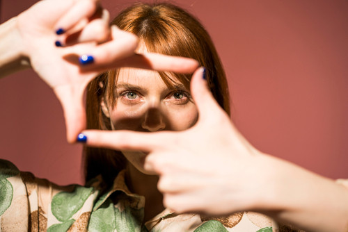 Le face-framing hair : la tendance coiffure incontournable de l'été 2025 pour un effet rajeunissant