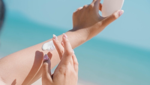 Est-ce que la crème solaire fait bronzer ?