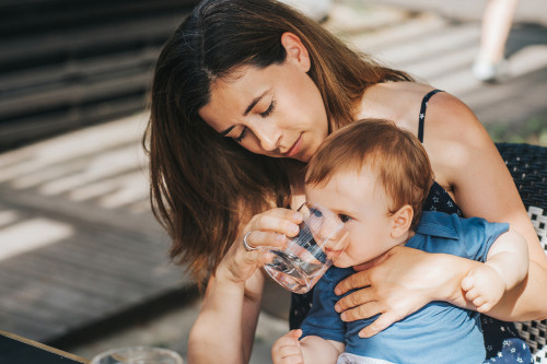 Canicule : guide de l'hydratation des enfants, âge par âge