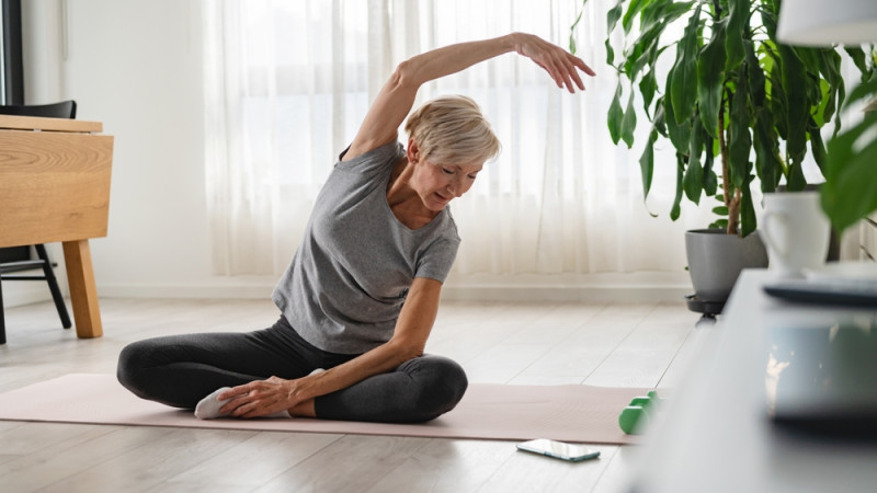 Pilates : quelles sont les postures à éviter après 50 ans ?