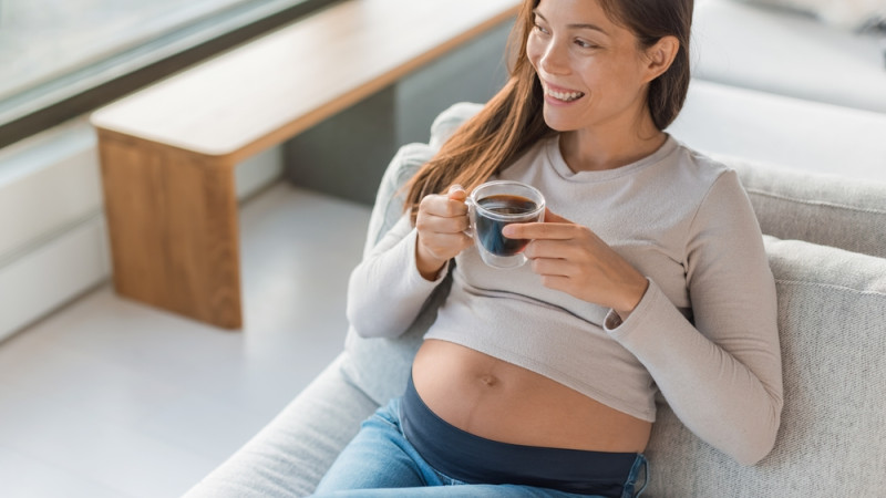 femme enceinte avec café