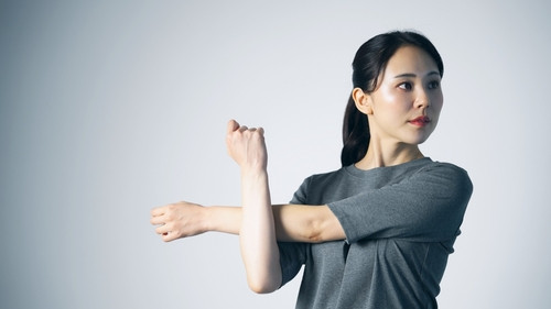 Tonifiez vos bras et épaules après 40 ans : la méthode complète pour renforcer votre corps