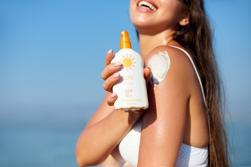 Moins de crème solaire = Plus de bronzage ? Démêlons le vrai du faux