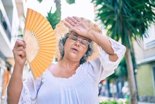 Comment éviter la déshydratation des personnes âgées pendant la canicule ? Les bons gestes pour les protéger