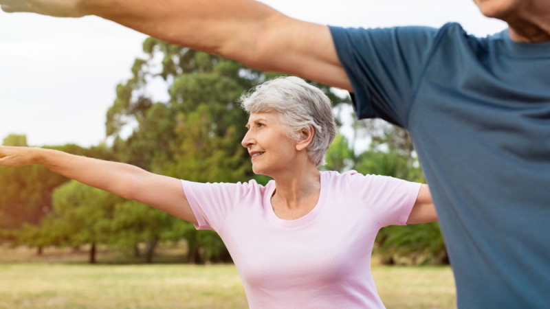 Yoga : quelles sont les postures à éviter après 50 ans ?
