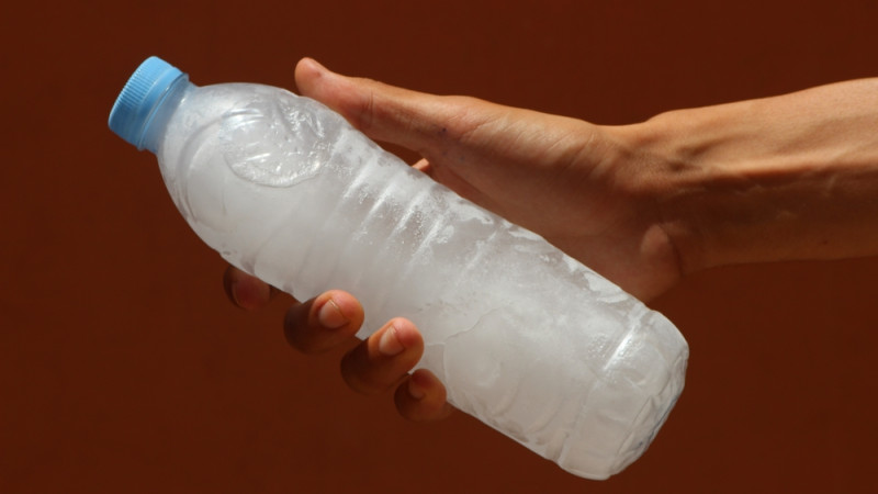 bouteille d'eau congelée