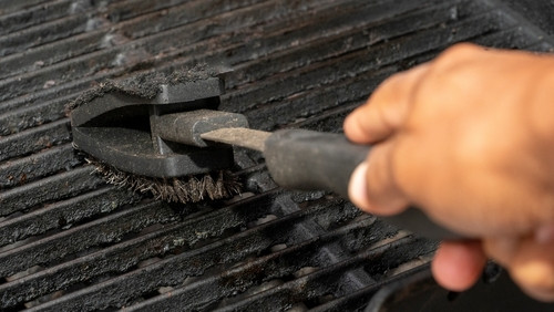 Attention au barbecue : pourquoi éviter les brosses métalliques selon Jimmy Mohamed