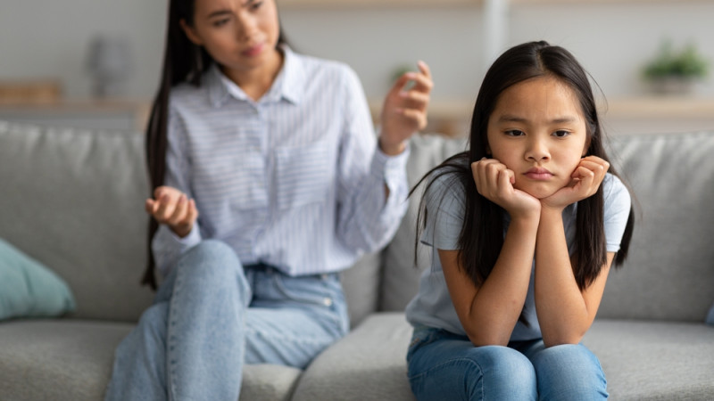 Mon enfant me coupe souvent la parole : comment réagir ?