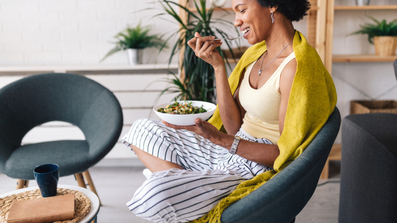 femme qui mange