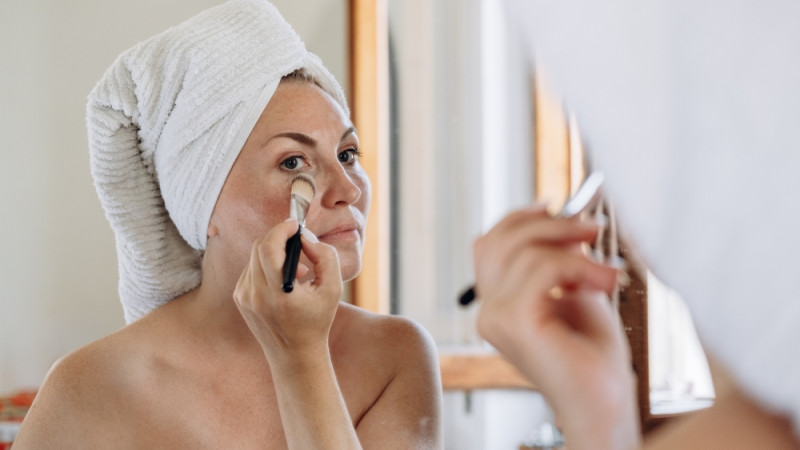 3 techniques de maquillage pour camoufler des cernes