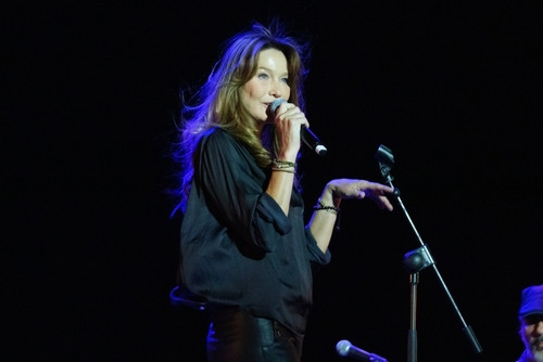 Carla Bruni partage son parcours de guérison et ses défis face au cancer du sein