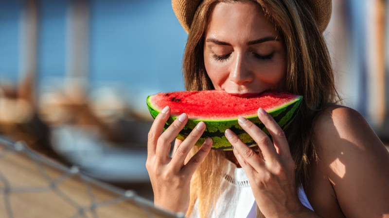 femme avec melon canicule