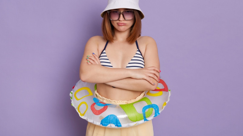 femme triste en maillot de bain