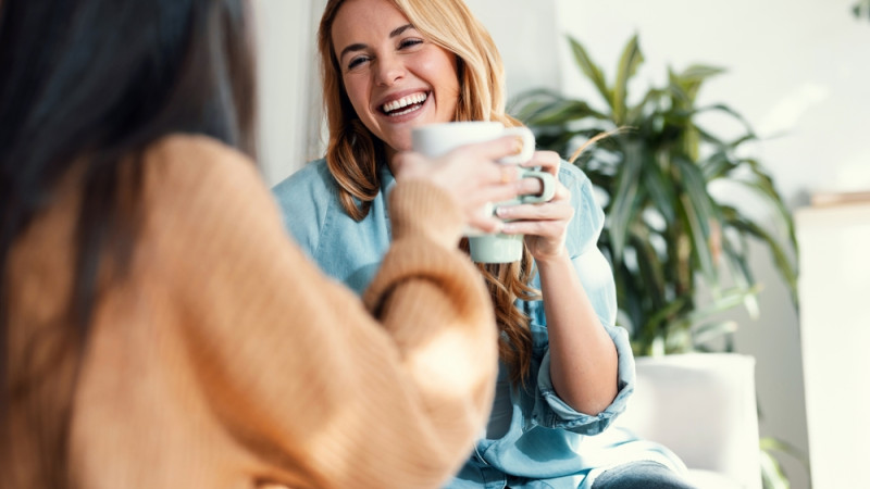 femme qui boit un thé ou un café
