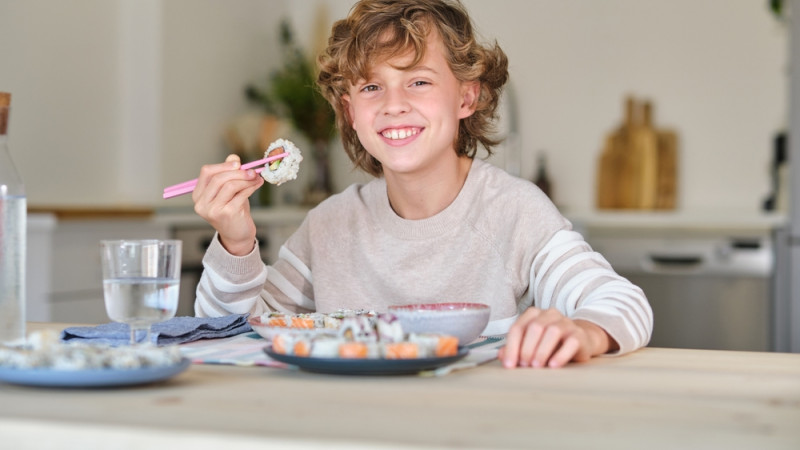 enfant qui mange des sushis