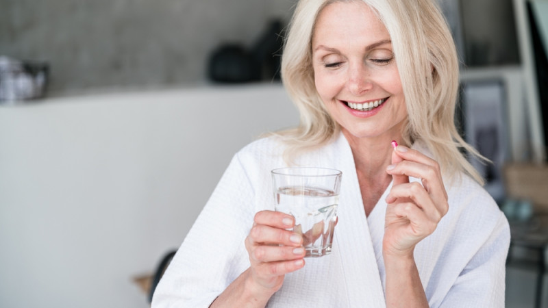 femme avec verre d'eau