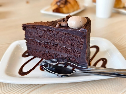 Le gâteau au chocolat à étages qui fait sensation sur TikTok : recette simple et délicieuse