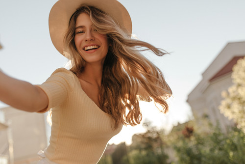 Guide complet pour réussir un maquillage d’été : fraîcheur et légèreté au rendez-vous