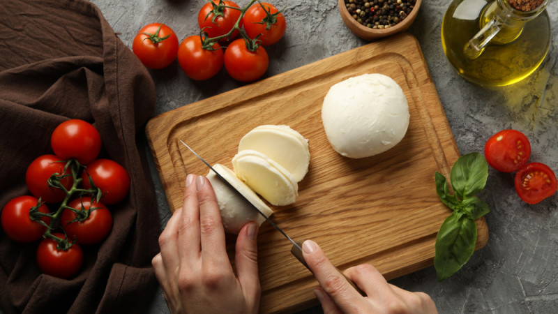 Comment couper facilement une mozzarella ?