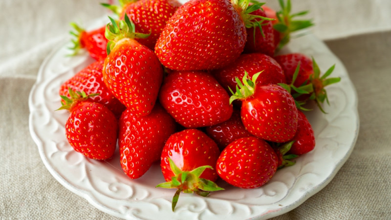 Comment équeuter les fraises facilement ?