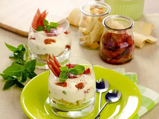 Recette du tiramisu salé tomate-mozza 