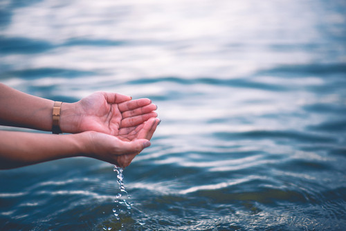 Boire de l’eau de mer : quels sont les risques pour la santé ?