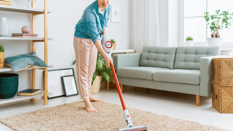 femme qui passe l'aspirateur
