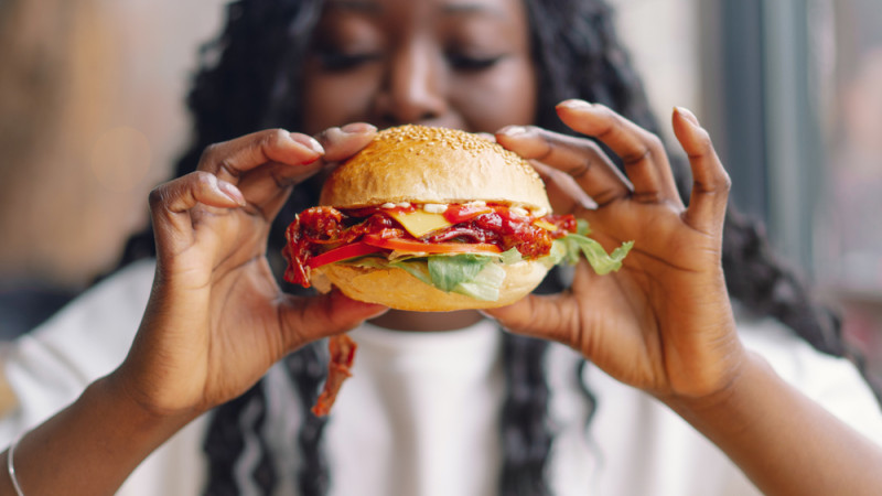 femme qui mange burger
