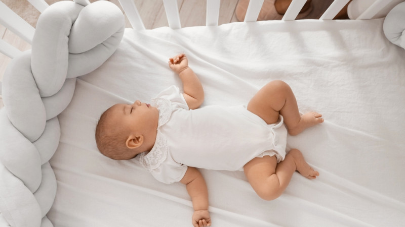 Canicule : comment habiller son bébé la nuit ?