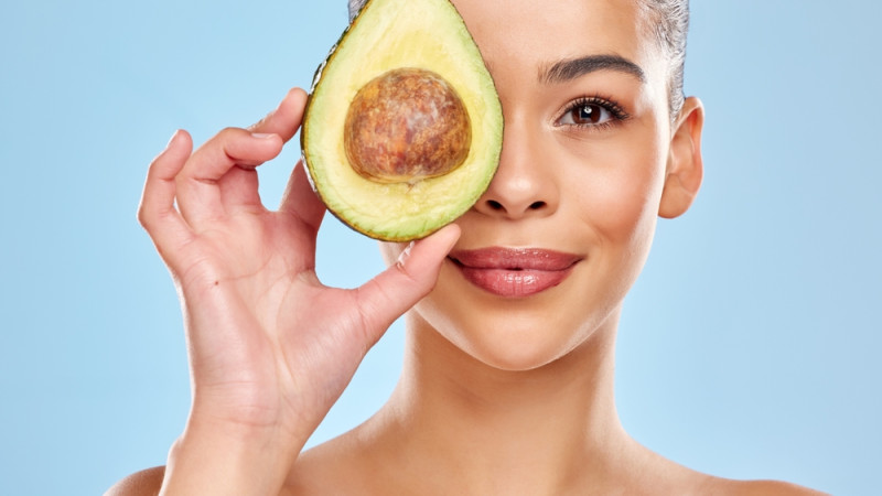 femme bonne mine avec avocat