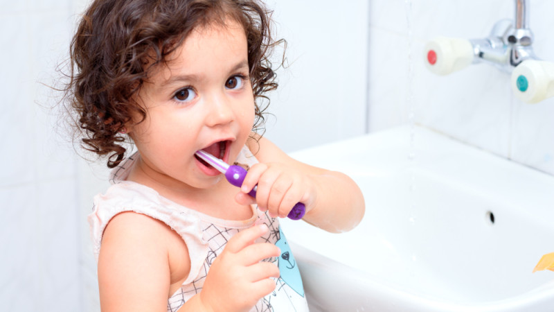 Mon enfant avale le dentifrice : c’est grave ?