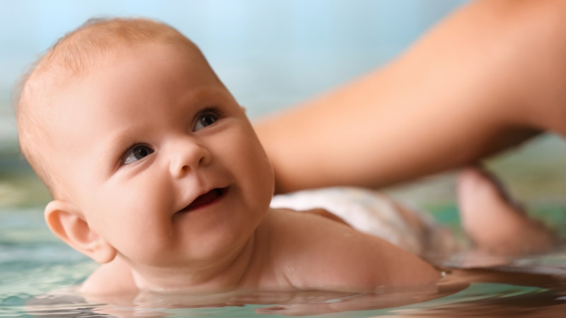 À quel âge un bébé peut aller aux bébés nageurs ?