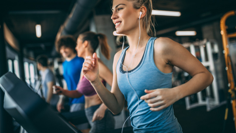 femme ecoute musique en faisant du sport