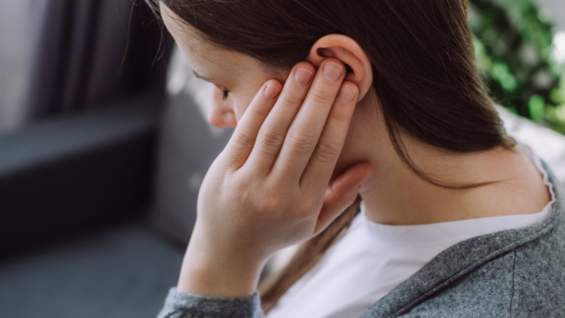 Comment masser son oreille pour faire sortir un bouchon ?