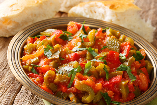 Recette de Taktouka : un délice marocain à base de poivrons et tomates