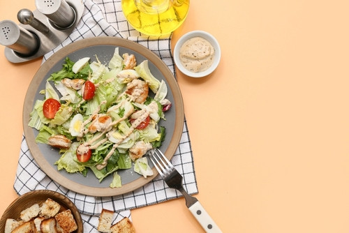 Les erreurs qui rendent votre salade plus calorique qu’un burger