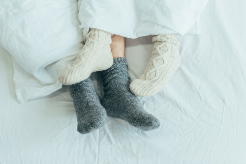 Dormir avec ses chaussettes : une astuce anti-canicule ?