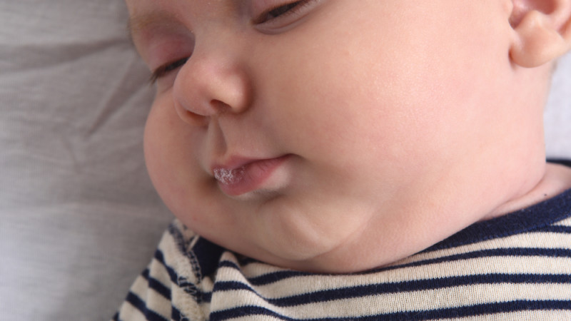Pourquoi bébé bave autant ?