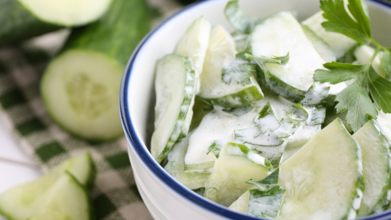 Comment remplacer la crème dans une salade de concombre ?