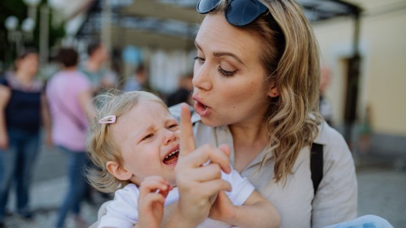 Mon bébé me tape : comment réagir ?