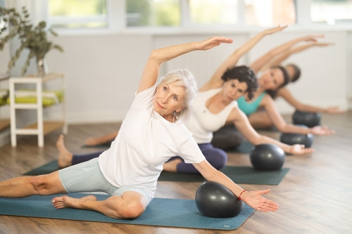 Dites adieu aux douleurs dorsales : découvrez le "Mermaid Side Bend", l'exercice de Pilates incontournable