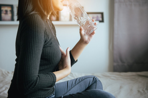 “Je revis enfin après les repas” : comment Dominique a apaisé ses remontées acides avec les menus CROQ spécial digestion