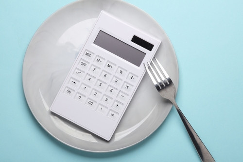 Réduisez votre consommation de calories sans effort : la méthode simple pour manger moins