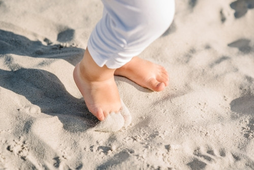 Marcher pieds nus sur le sable : c'est bon pour la santé ?