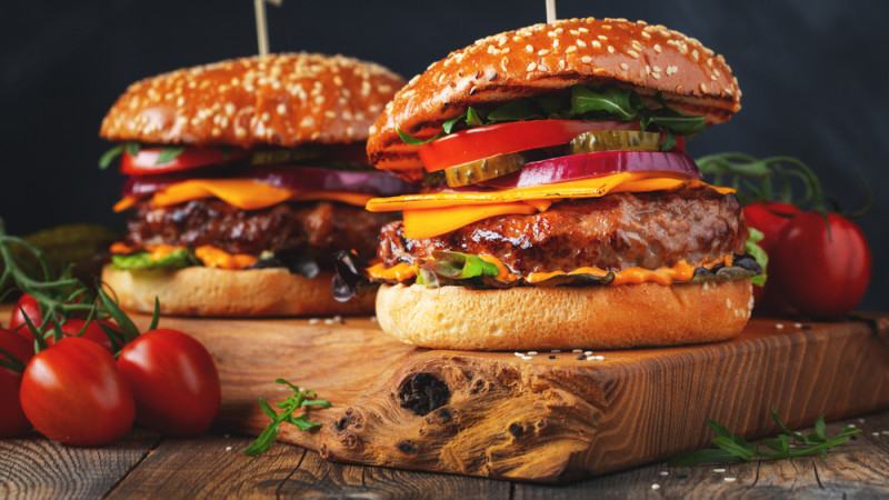 Un glaçon dans le steak haché pour un burger juteux ? L’astuce à connaître