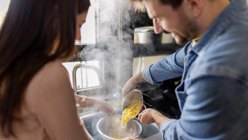Égoutter ses pâtes dans l’évier : une mauvaise idée ?