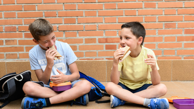Un ami de mon enfant a une mauvaise influence : que faire ?