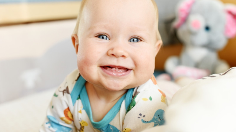 Poussée dentaire chez bébé : que faire ?