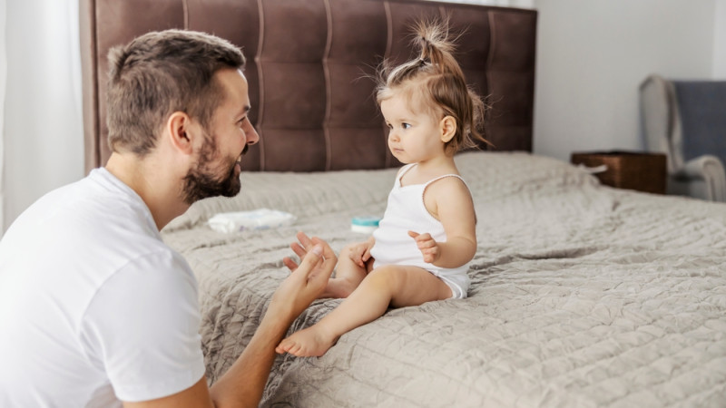 Bébé ne parle pas : quand s’inquiéter ?