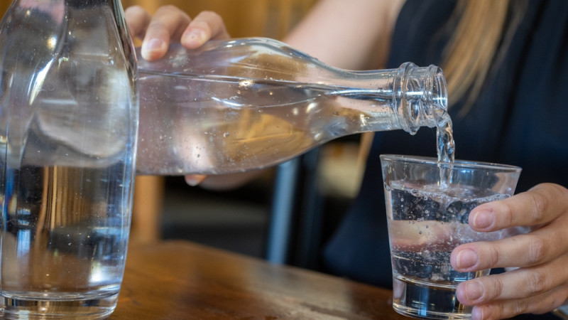 Eau plate vs eau gazeuse : que choisir ?